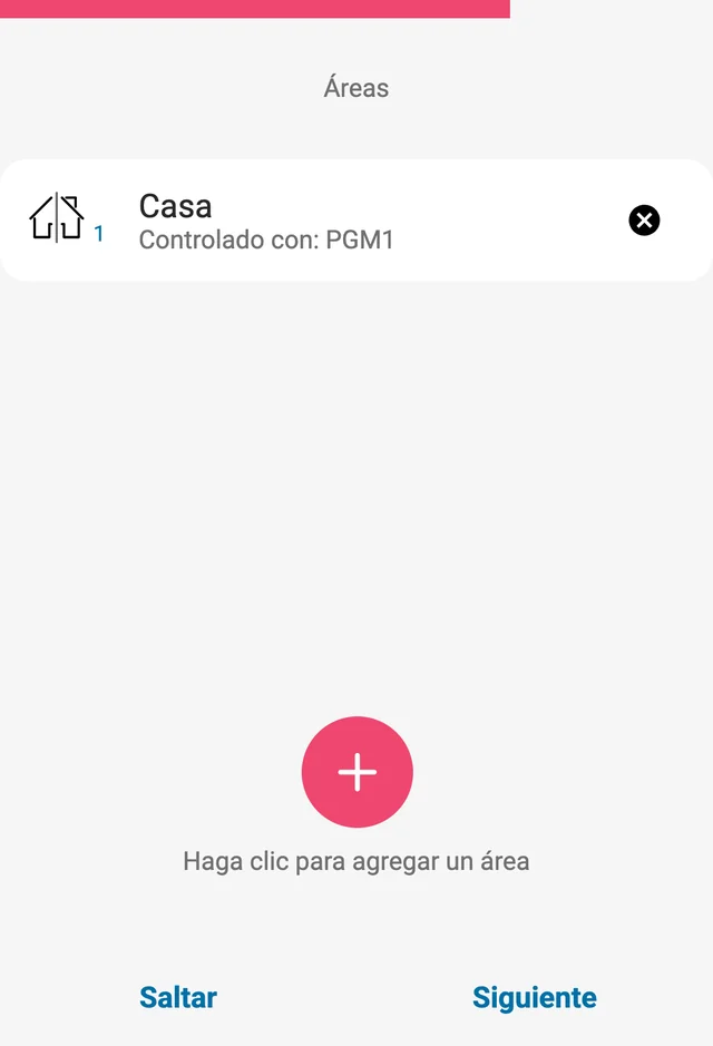 Pantalla Áreas de Protegus2: área Casa, «Controlado con: PGM1», con botón para eliminar; debajo, botón con signo más y «Haga clic para agregar un área». Botones Saltar y Siguiente.