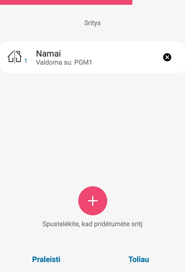 Protegus2 langas „Sritys“: sritis „Namai“, „Valdoma su: PGM1“, su pašalinimo mygtuku; žemiau pliuso mygtukas ir „Spustelėkite, kad pridėtumėte sritį“. Mygtukai „Praleisti“ ir „Toliau“.